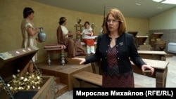 Кметицата на Казанлък Галина Стоянова на фона на част от експозицията в комплекса "Светът на траките", 12 март 2024 г.