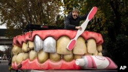 Марки, вокалист на аржентинската рок група Terapia, мие огромен макет на зъби, използван в последното видео на групата. Буенос Айрес, Аржентина, 23 май 2024 г.