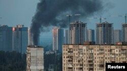 Дим се издига от сграда в Киев след поредица руски атаки през нощта срещу четвъртък. Снимка: Ройтерс