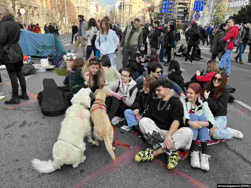 Studenti su u decembru 2023. blokirali saobraćaj u centru Beograda protestujući zbog navoda o izbornoj krađi i tražeći od nadležnog ministarstva da otvori biračke spiskove.