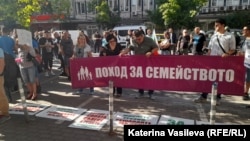 Представителите на „Поход за семейството“ изразиха подкрепа за певицата.