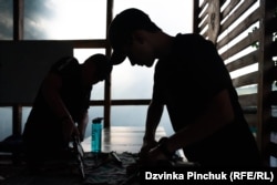 Децата во кампот во Холодни Јар учат да склопуваат пушки АК-47, како и други воени вештини