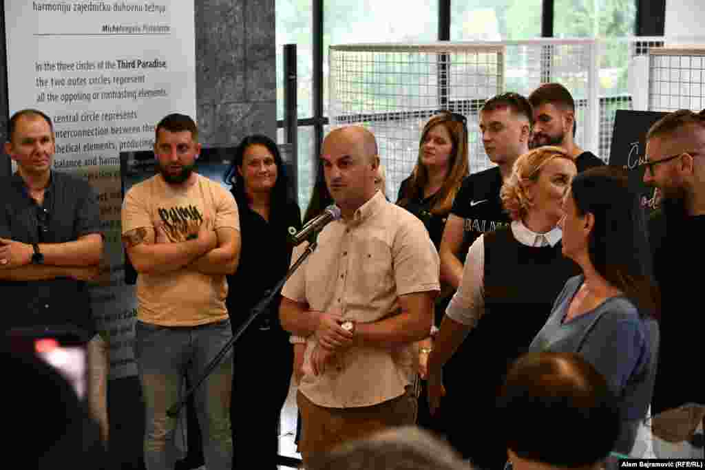 Azir Osmanović dio je tima MCS koji je danima boravio po šumama oko Srebrenice, spuštao se i u duboke pećine bez ikakve opreme, samo da bi našao predmete koji su pripadali žrtvama genocida u Srebrenici. Osmanović je kazao da se izložba sastoji od dva dijela. &quot;Ovdje možete vidjeti lične predmete, a iza priče o ljudima kojima su ti predmeti pripadali. Na ovim televizorima vidjećete svjedočenja nekih od preživjelih svjedoka o određenim temama vezanim za genocid u Srebrenici&quot;, kazao je Osmanović.