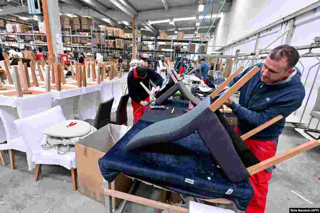 Radnici prave stolice u tvornici namještaja Standard u Ilijašu kod Sarajeva. Bosanskohercegovačka industrija namještaja doživjela je nagli rast nakon što je pandemija ugušila opskrbne lance iz Azije u Europu.