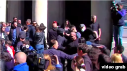 Protestatari în fața Universității de Stat din Tbilisi la 17 mai.