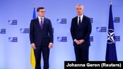 Conferință de presă a ministrului de externe al Ucrainei, Dmitro Kuleba, și a secretarului general al NATO, Jens Stoltenberg (dr), în timpul unei reuniuni a miniștrilor de externe ai NATO, Bruxelles, 4 aprilie 2023