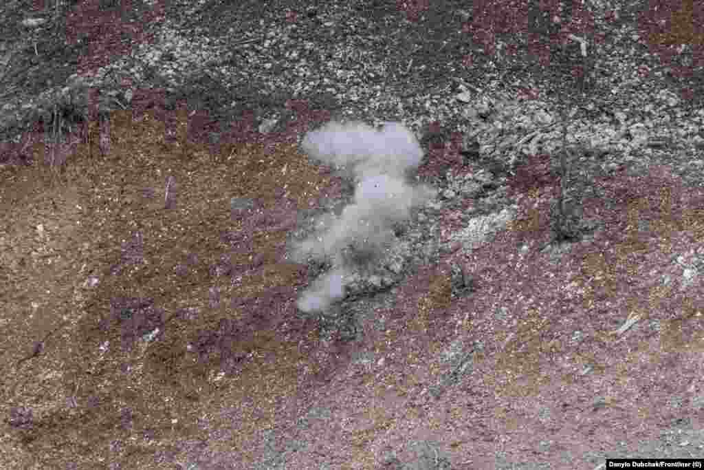 Direktan pogodan na cementnu metu tokom vježbi gađanja. Viktor Elanskij, instruktor kursa&nbsp;Alpha Brav i specijalist za precizno gađanje, tvrdi da se važnost snajperista često zaboravlja. &quot;A onda, kada ponovo izbije rat, svi viču: &#39;Gde su naši snajperisti? Ne možemo raditi bez njih&quot;, kaže on.