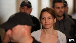 Бившата шефка на митниците Петя Банкова и Стефан Димитров (зад нея) в Софийския апелативен съд във вторник.