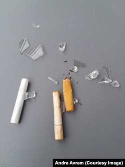 Fotografie de pe un grup de WhatsApp al unei asociații de bloc, însoțită de comentariul: „Am o rugăminte la vecinii care fumează în balcoane să fie mai atenți la resturile din țigară, la pahare, sticle care se sparg”.