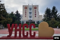 Сградата на УНСС в София. Снимката е от 6 декември 2022 г.