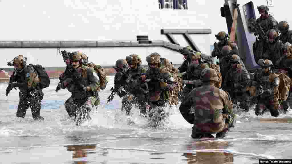 Francuske trupe iskrcavaju se iz američkog desantnog broda prikazujući amfibijsko iskrcavanje na plaži Omaha 4. juna uoči ceremonije 80. godišnjice Dana D u Saint-Laurent-sur-Mer. Vježba je održana u vrijeme kada francuski predsjednik Emmanuel Macron razmatra slanje vojnih instruktora iz svoje zemlje u Ukrajinu.