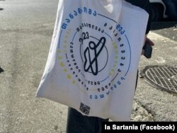 ჟურნალისტმა ია სართანიამ „ფეისბუკის“ პირად გვერდზე გამოაქვეყნა ჩანთის ფოტო, რომელზეც ტელეკომპანია „ფორმულის“ ლოგო არის დატანილი.