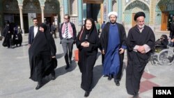 نادین اُلیویِری لوزانو (وسط) در قم