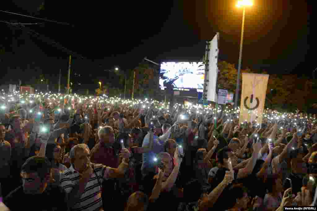 Demonstranti traže zaustavljanje promocije nasilja u javnom prostoru i smene ministra policije Bratislava Gašića i direktora Bezbednosno-informativne agencije Aleksandra Vulina. Traže se i smene članova Saveta Regulatornog tela za elektronske medije (REM) i rukovodstva Radio televizije Srbije.