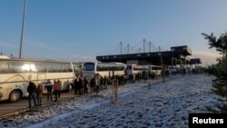 Serbët e Kosovës qëndrojnë në radhë në pikën kufitare Kosovë-Serbi në Merdarë, Kosovë, 17 dhjetor 2023. Ata udhëtuan me autobusë dhe automjete nga pjesë të ndryshme të Kosovës për të votuar për zgjedhjet parlamentare në Serbi të dielën.