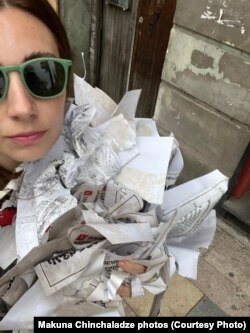 მაკუნას მიერ ჩამოხეული პლაკატები.