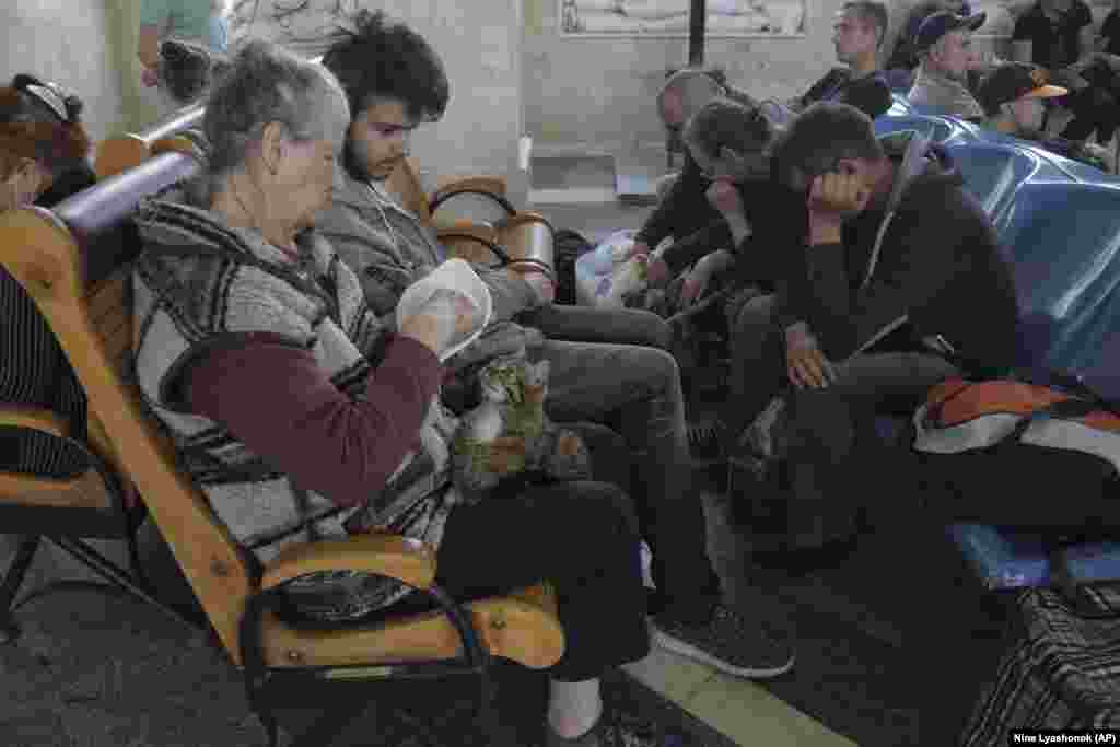 Украинските власти соопштија дека десетици илјади луѓе се евакуирани. За неколку часа, нивото на водата веќе се зголеми за 10 до 12 метри, додаваат тие.