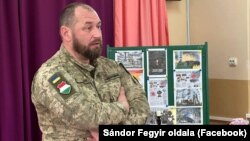 Sándor Fegyir diákokkal találkozik az Ungvári Magyar Tannyelvű Drugeth Gimnáziumban 2023. április 28-án