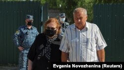 Părinții lui Aleksei Navalnîi părăsind tribunalul din colonia penală IK-6 unde se judecă noul proces intentat fiului lor, regiunea Vladimir, 19 iunie 2023