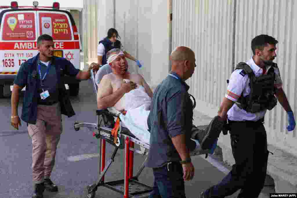 Az izraeli csapatok öt fegyverest megöltek, akik megpróbáltak beszivárogni Libanonból &ndash; közölte a hadsereg.&nbsp;Az Irán által támogatott Hezbollah és az izraeli csapatok tizenhét éve most állnak a legsúlyosabb tűzharcban egymással, amióta a Hamász palesztin iszlamista csoport október 7-én megtámadta Izraelt, a zsidó állam pedig megtorló légicsapásokat hajtott végre a Gázai övezetben