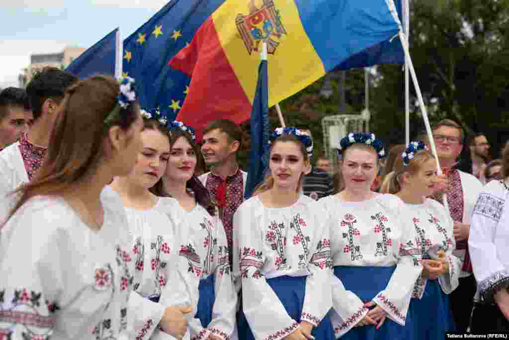 Colective ale etnicilor ucraineni, îmbrăcați în cămăși naționale, au interpretat cântece și dansuri populare ucrainene.