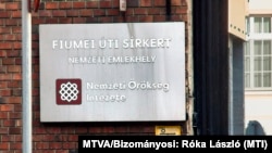 A Fiumei úti sírkert, nemzeti emlékhely és a Nemzeti Örökség Intézete főbejárata a főváros VIII. kerületében, a Fiumei úton