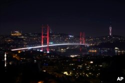 Džamija Camlica lijevo, toranj desno i most koji povezuje evropski i azijski dio Istanbula, mart 2024.