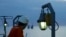 Un muncitori al OMV Petrom privește către o platformă a companiei. Societatea, alături de o firmă de stat românească, ar trebui să exploateze din 2027 gazele din Marea Neagră. 