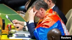 Сръбският президент Александър Вучич носи сръбското знаме, докато слуша делегатите след гласуването на Общото събрание на ООН относно създаването на международен ден в памет на геноцида в Сребреница в централата на ООН в Ню Йорк, САЩ, 23 май 2024 г. 