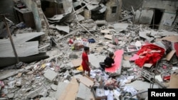 Palestinska djeca u ruševinama kuće nakon izraelskog napada, Rafah, u južnom pojasu Gaze, 27. aprila 2024.