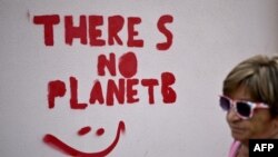 Жена минава покрай надпис, който гласи: "Няма планета Б" по време на демонстрация като част от движението "Петъци за бъдещето" за изменението на климата в Торино на 6 октомври 2023 г.