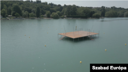 Hétezer négyzetméter helyett majdnem húszezret kerített le a vállalkozó. A helyiek csak akkor értesültek a vízi élményparkról, amikor már elkezdték hozzá építeni a 120 négyzetméteres stéget a tóban