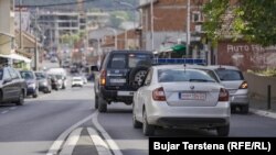 Një veturë e Policisë së Kosovës në një rrugë në Mitrovicë të Veriut.