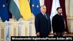 Volodimir Zelenszkij ukrán elnök (j) fogadja Orbán Viktor miniszterelnököt Kijevben 2024. július 2-án