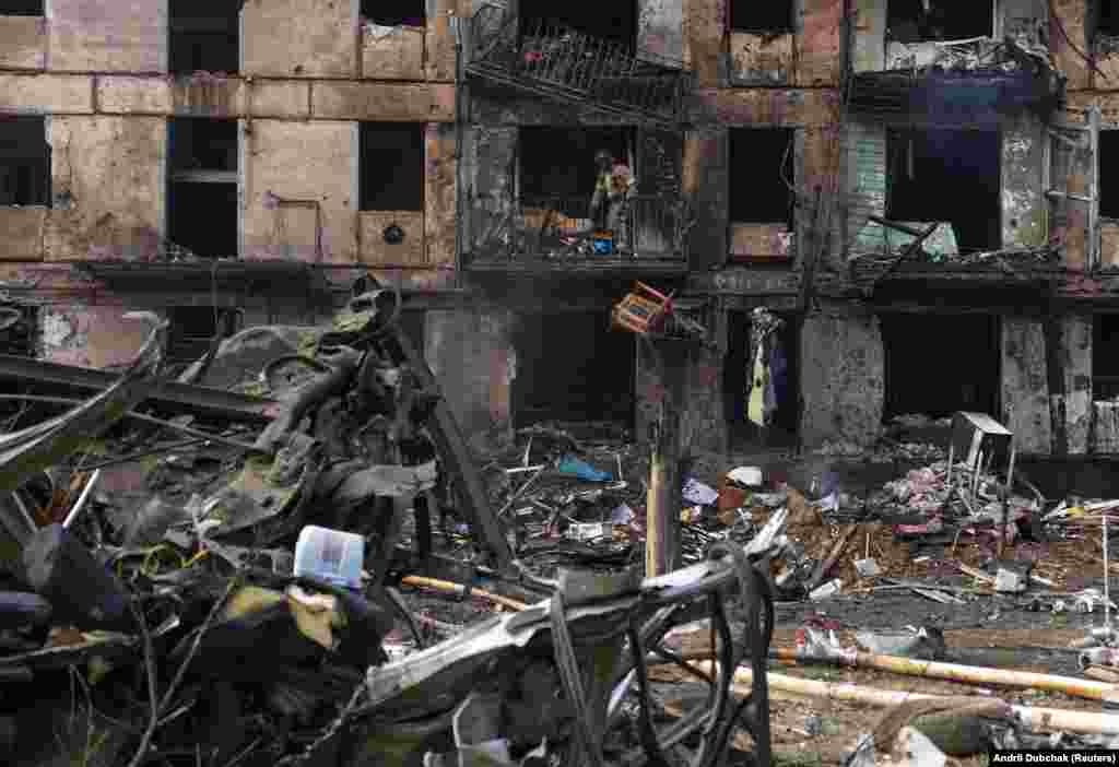 Spasilac se vidi kod stambenog bloka oštećenog u napadu.