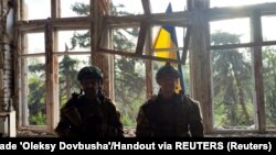 Знамето на Украйна, което украински войници са поставили на една от сградите в освободеното от руската армия село Благодатне. Снимката е кадър от видео