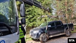 Вдигането на колата, запречила входа към ловния парк