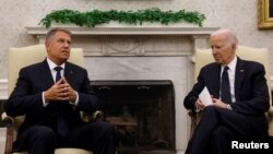 Președintele Klaus Iohannis (stânga) și omologul său american, Joe Biden, au discutat la Casa Albă despre cererea Ucrainei de a primi mai multe sisteme de apărare antiaeriană Patriot.