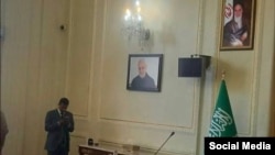 وجود این عکس در تالار آینه وزارت خارجه باعث اعتراض عربستانی‌ها شد