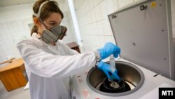 Egy kutató szennyvízből készít a koronavírus kimutatására alkalmas koncentrátumot a Mol nagykanizsai laborjában 2020. április 20-án