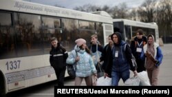 Украински бегалци од регионот Мариупол пристигнуваат во центарот за регистрација на внатрешно раселени лица, Запорожје, Украина, 21 април 2022 година.