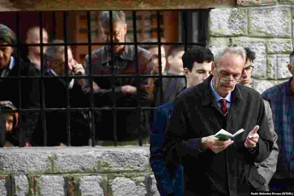 Vjernici okupljeni ispred&nbsp;Gazi Husrev-begove džamije u Sarajevu.