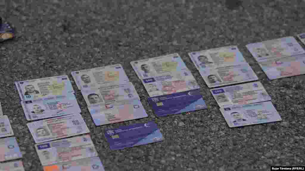 Karta identiteti dhe kartela bankare që dyshohet se u përkasin sulmuesve të Policisë.