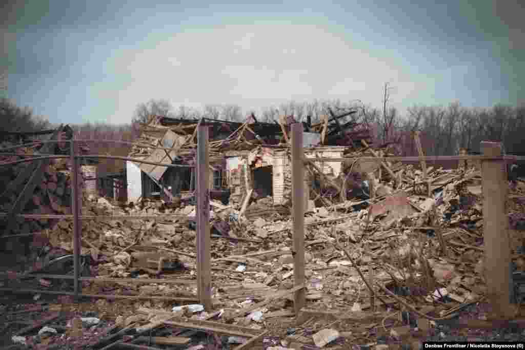 Sute de oameni au fost evacuați din orașul distrus în timpul săptămânilor de bombardamente intense. Autoritățile militare ucrainene spun că Rusia a tras peste 800 de cartușe de artilerie la Sumi în ultimele zile -- jumătate din tot ce s-a tras în regiune anul trecut.