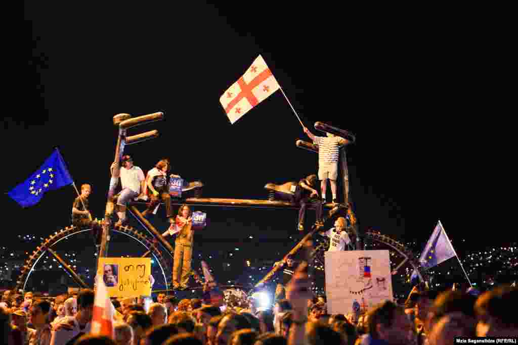 Mii de oameni au ieșit&nbsp;pe străzile capitalei georgiene, Tbilisi, pe 28 aprilie, ca să protesteze față de planurile partidului de guvernământ de a introduce o lege despre care criticii interni și guvernele occidentale spun că va fi folosită pentru a reprima vocile independente în această țară din Caucazul de Sud.