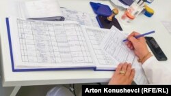 Evidentimi i pacientëve në librin e regjistrimit në Qendrën Kryesore të Mjekësisë Familjare në Prishtinë, prill 2023.
