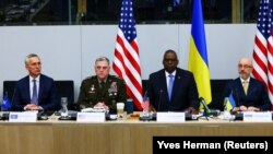 Sekretari i Përgjithshëm i NATO-s, Jens Stoltenberg, kryetari i Shefave të Përbashkët të Shtabit Mark Milley, Sekretari i Mbrojtjes i SHBA-së Lloyd Austin dhe Ministri i Mbrojtjes i Ukrainës Oleksii Reznikov në takimin në Bruksel, 15 qershor 2023