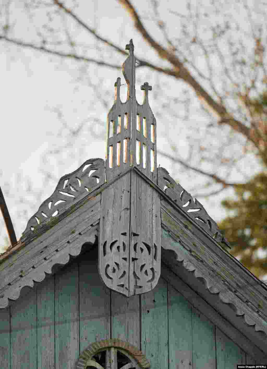 Andrei Prohin, secretarul științific al Muzeului Național de Etnografie și Istorie Naturală a&nbsp; Moldovei, spune că ornamentele erau, de obicei, orientate spre drum și serveau ca un fel de carte de vizită pentru familia din interior.