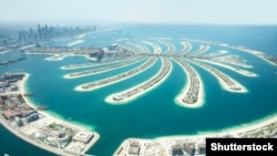 Изкуственият остров Палм Джумейра в Дубай, Обединените арабски емирства, на който се намират множество луксозни имоти.