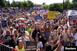 Ankara, 28 iulie: Protest împotriva proiectului de lege. Parlamentul a aprobat legea după o sesiune nocturnă, în încercarea de a-și elibera agenda înaintea vacanței de vară.